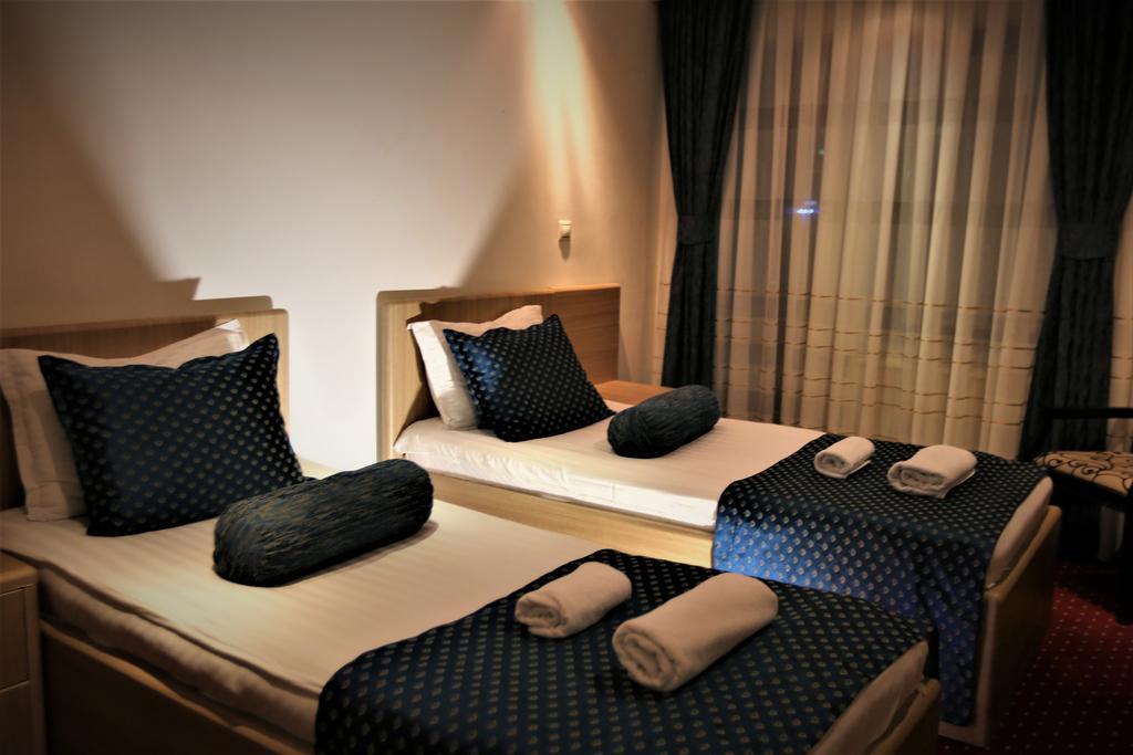 Hotel Pejton Pristina Extérieur photo