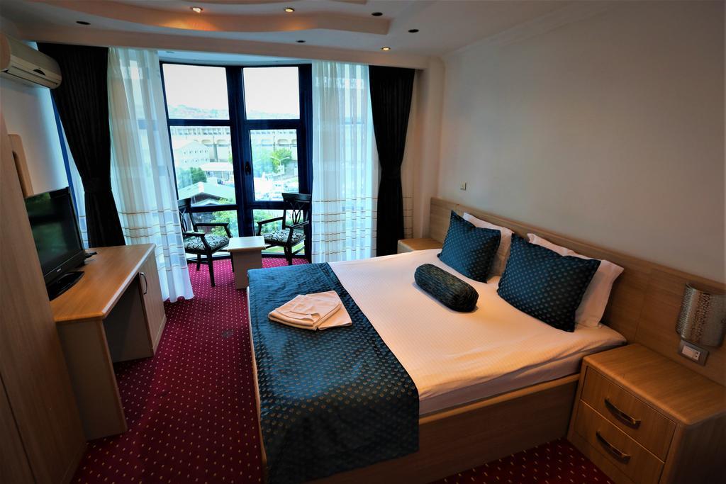 Hotel Pejton Pristina Extérieur photo